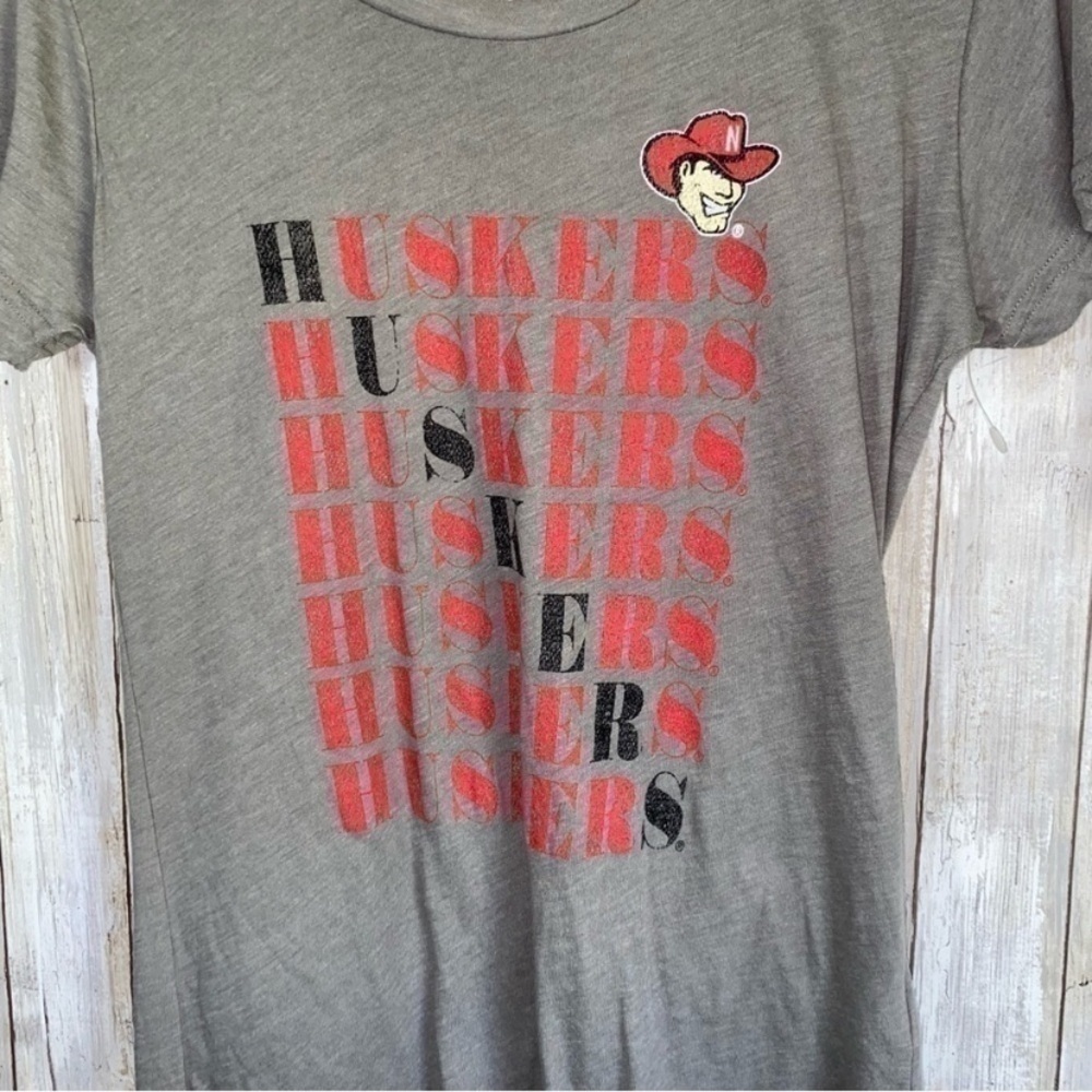 NCAA Nebraska Cornhuskers Grey Tee - Picture 2 of 4